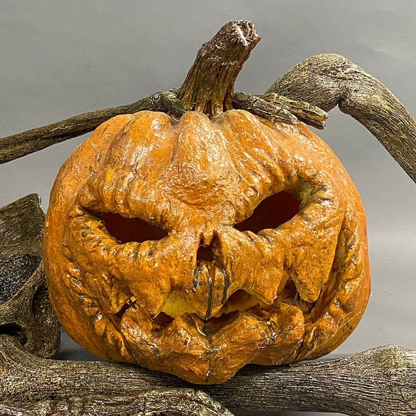 Lounge Lizard w. Jack-O-Lantern